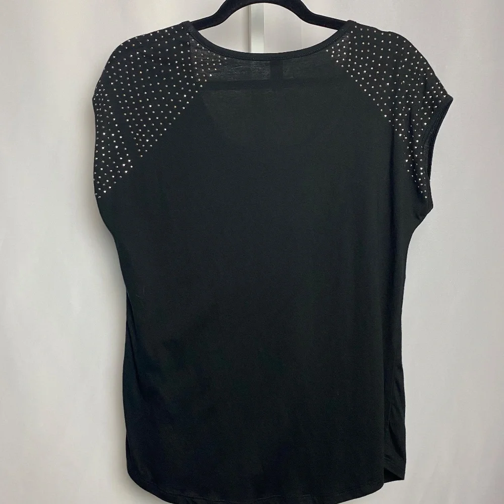 💙5/$15 District Made Womenʻs Black w/ Silver Sequins Cap Sleeve Blouse Medium